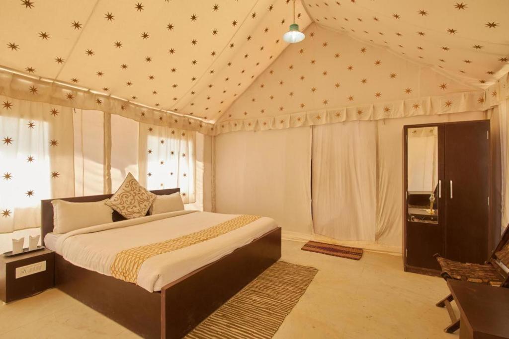 Golden Sandstone Hotel Desert Safari Camp Jaisalmer Exteriör bild